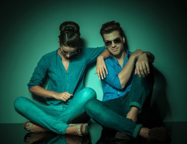  Kadın sevgilisi onun yanında oturuyor iken aşağı bakıyor