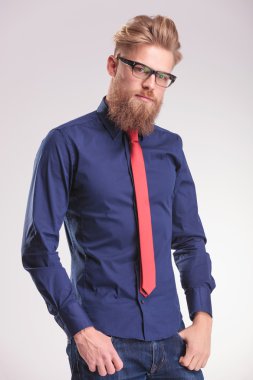 Her iki başparmak ceplerine tutan genç adam