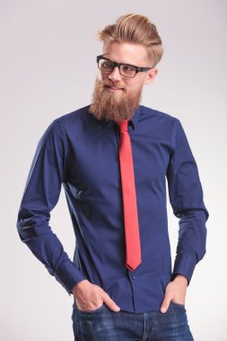 casual adam uzakta kameradan gülümseyen