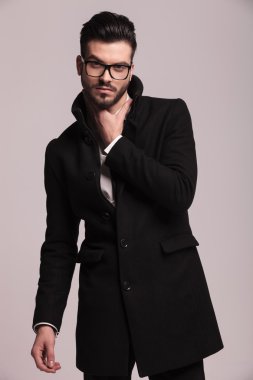 Poz genç zarif iş adamı