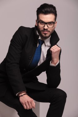 tasmasını kablolarıylaberaber oturan iş adamı.