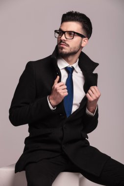 Tasmasını kablolarıylaberaber oturan yakışıklı iş adamı