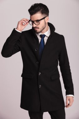 Gözlüklerini alarak zarif iş adamı 