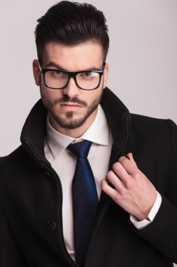 tasmasını sabitleme yakışıklı iş adamı 