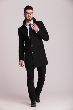 genç yakışıklı iş adamı yürüyüş 