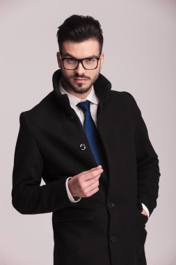 Stüdyo çekim bir genç zarif iş adamı