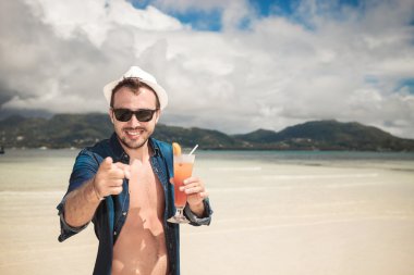 Çekici genç mutlu adam sana işaret 