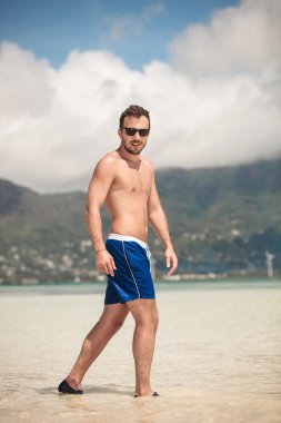 Deniz yürüyen genç casual adam