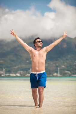 Mutlu genç adam deniz yürüme