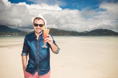 genç adam cebinde bir ele sahip 