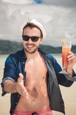 Mutlu genç adam el sıkışma için hazırlanıyor 