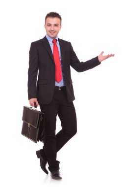 Kameraya bakarak gülümseyen genç iş adamı 