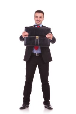 genç iş adamı çantasını sunulması