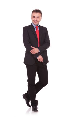 Beyaz stüdyo arka plan üzerinde poz genç iş adamı