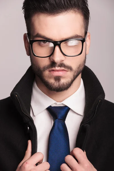 Homem de negócios elegante usando óculos — Fotografia de Stock