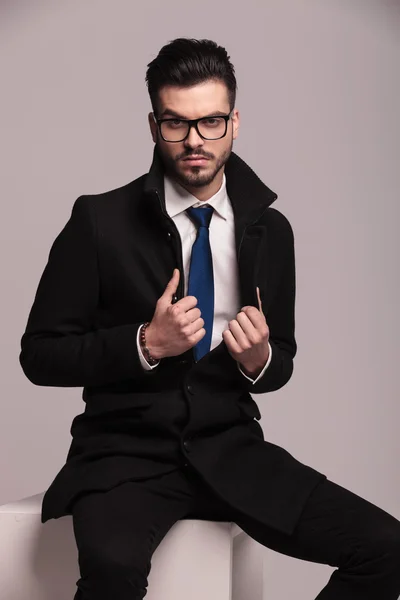 Young business man pulling his collar — Stock Photo, Image