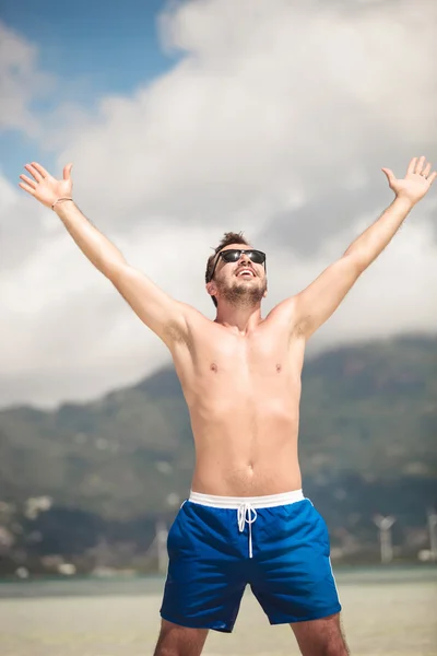 Joven feliz hombre disfrutando de sus vacaciones — Foto de Stock