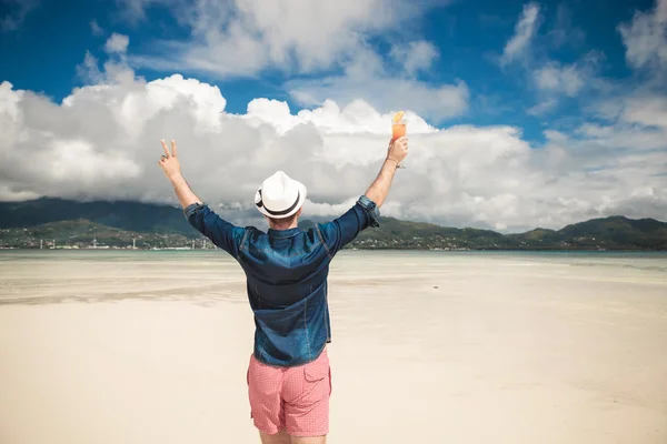 Junger lässiger Mann am Meer — Stockfoto