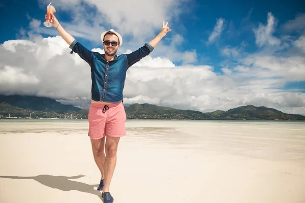 Lycklig man på stranden titta på kameran — Stockfoto