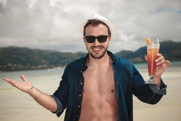 Lycklig man njuter av en cocktail på stranden — Stockfoto