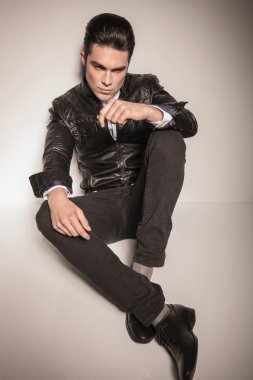 Katta oturan rahat moda adam