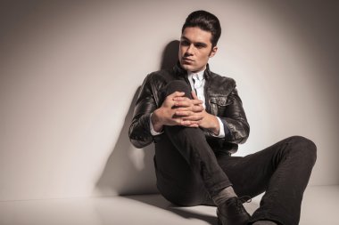 Yakışıklı moda adam onun tarafına bakan