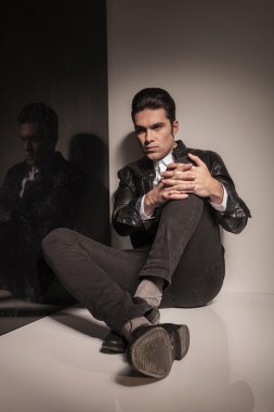 Genç casual adam uzakta kameradan bakan