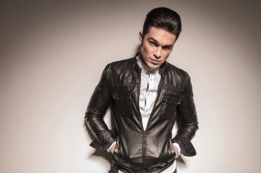 genç adam cebinde her iki elele