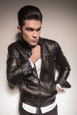 Cebinde bir ele sahip yakışıklı moda adam.