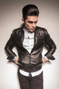 Moda adam beyaz duvara yaslanmış