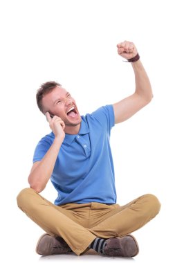 telefonunu tezahürat genç casual adam 