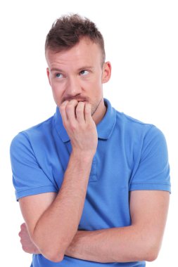 düşünerek raslantısal genç adam