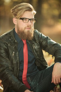 Moda rahatlatıcı adam parkta
