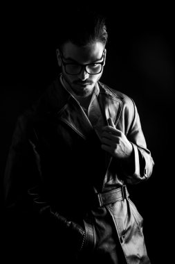  moda adam tasmasını kablolarıylaberaber aşağı bakıyor 