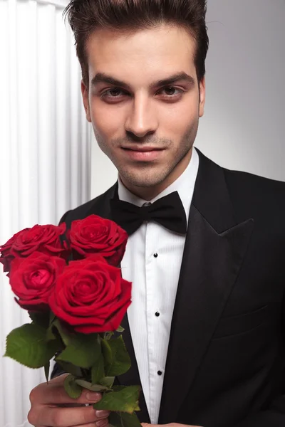 Homem de negócios elegante sorrindo para a câmera — Fotografia de Stock