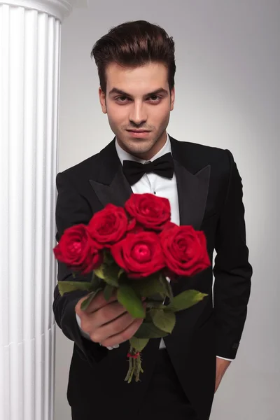 Uomo d'affari ti dà un mazzo di rose rosse — Foto Stock