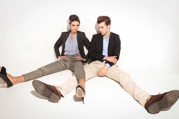 Jovem casal de moda relaxante no fundo do estúdio — Fotografia de Stock