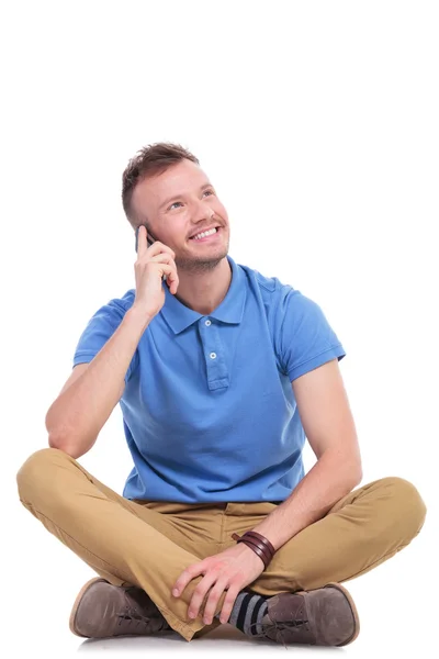 Jovem homem casual em seu telefone olha para o lado — Fotografia de Stock