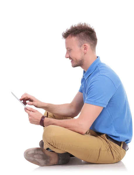 Po stronie siedzącego człowieka pracy na tablecie — Zdjęcie stockowe