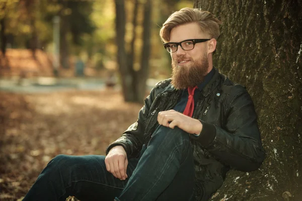 Similing young fashion man looking at the camera — Stock Photo, Image