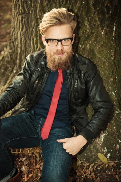 Bonito jovem moda homem sorrindo — Fotografia de Stock