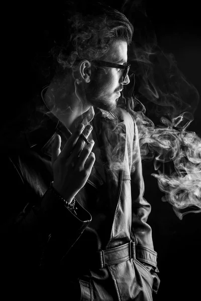 Moda adam sigarasını zevk — Stok fotoğraf