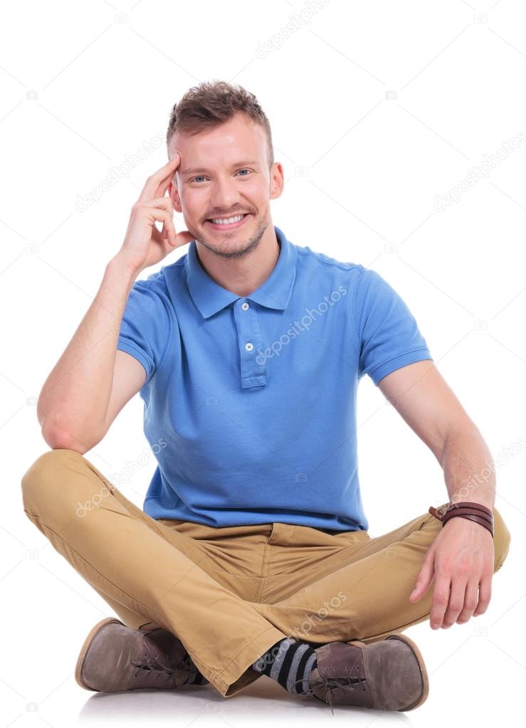 человек сдидит скрестивногт. поза сидеть по турецки. вирасана поза героя. полу сложив. вирасана поза.