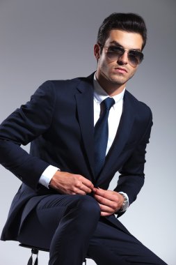 Yakışıklı iş adam oturuyor