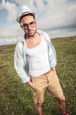 Genç Moda adam açık poz