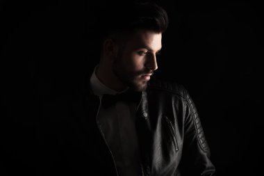 iş adamı onun tarafına bakıyor