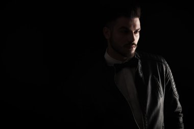 Karanlık stüdyo çekim bir genç iş adamı