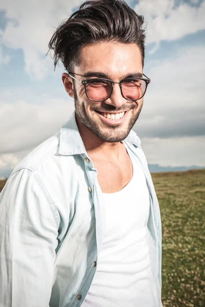 Close up picture of a happy young man — Stock Photo, Image