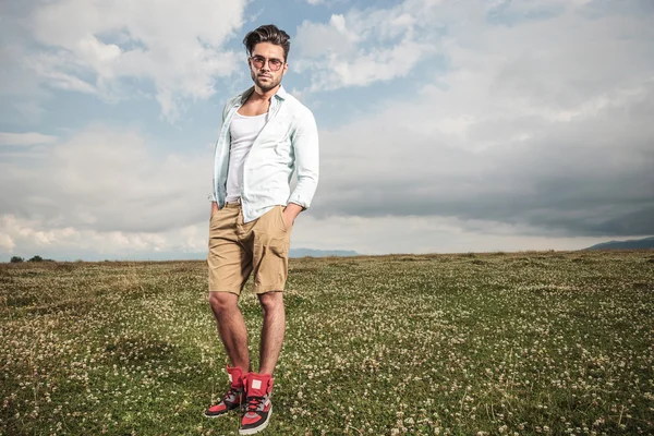 Mann posiert mit den Händen in den Taschen — Stockfoto