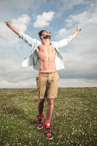 Hot young man walking with his hands in the air. — Stock Photo, Image